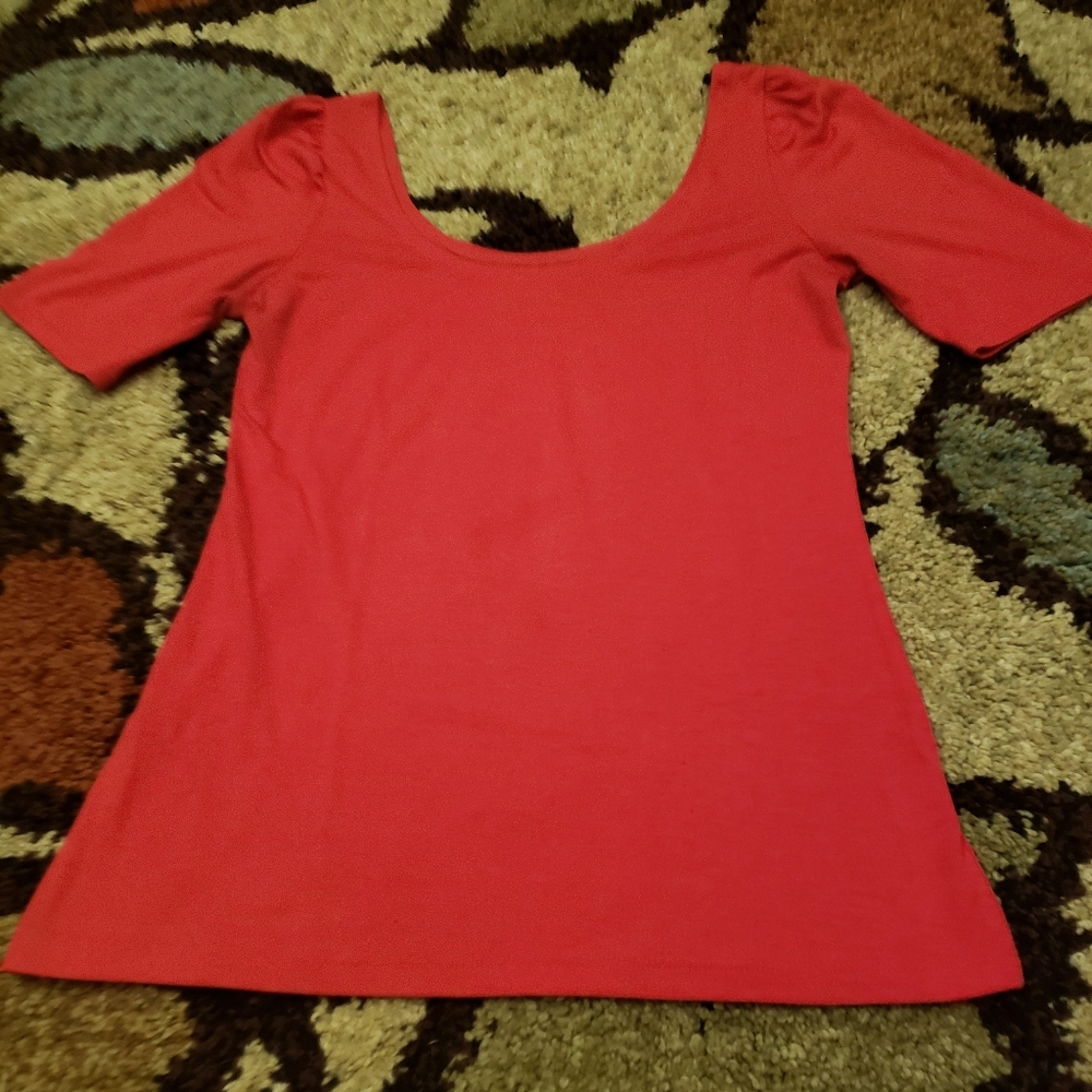 Red scoop neck tee - size L